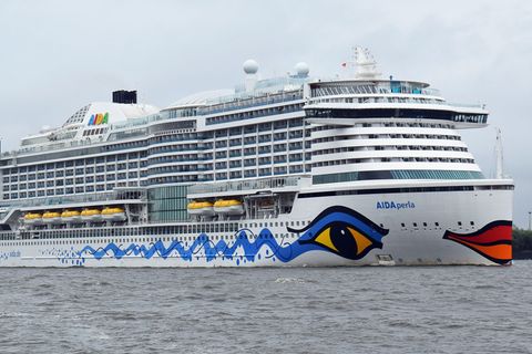 Ausfahrt aus dem Hamburger Hafen: Die "Aida Perla" hat im August nach einem wochenlangen Aufenthalt in der Hansestadt ihren Liegeplatz verlassen
