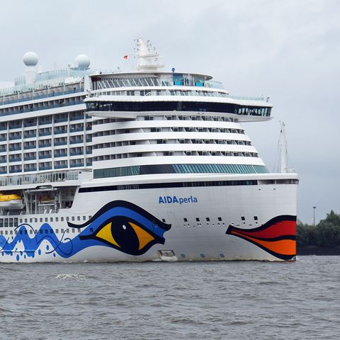 Ausfahrt aus dem Hamburger Hafen: Die "Aida Perla" hat im August nach einem wochenlangen Aufenthalt in der Hansestadt ihren Liegeplatz verlassen