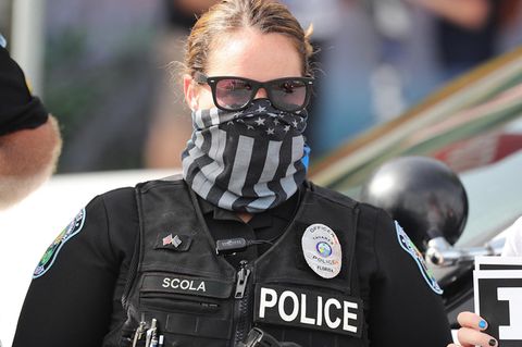 Polizistin mit Maske
