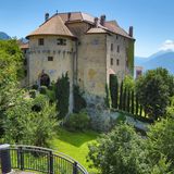 DAS SCHLOSSPAAR  Johanna Gräfin von Meran Spiegelfeld, 60, und Franz Graf von Spiegelfeld, 67, leben in Schloss Schenna. Es ist eine der wenigen bewohnten und öffentlich zugänglichen Burgen Südtirols.  Hat das Leben in einem Schloss eigentlich auch Nachteile?  Franz: Nun, die Burg ist groß und bald 700 Jahre alt, da muss man im Winter viel heizen und sich warm anziehen. Und von Ostern bis Allerheiligen sind unsere Tage vollgestopft mit Arbeit: mit Führungen, Hofarbeit, der Landwirtschaft. Aber das sind lauter schöne Dinge. Wenn einer hier lebt und klagt, macht er irgendetwas falsch. Johanna: Als mein Bruder vor 30 Jahren fragte, ob wir uns um sein Schloss kümmern könnten, haben wir nicht lange überlegt. Sie arbeiteten damals in München als Juristin, Ihr Mann im Verlagswesen.  Was hat Sie überzeugt, das alles aufzugeben?  Johanna: Die Luft hier auf dem Land, die Geschichte. Wenn wir keine Gäste haben, streife ich oft durch die musealen Räume – und staune immer wieder neu, etwa über den Wäscheschrank von 1644. Die Stoffe darin sind von meinem Urururgroßvater Erzherzog Johann. Ich wasche sie alle zwei Jahre einmal durch, ganz vorsichtig. Franz: Und dann die Schlossmauern, was die schon mitgemacht haben! Dazu haben wir unsere Birnbäume und Holunderbüsche.  Wo kommen Sie nach einem langen Tag zur Ruhe? Johanna: Auf unserer Terrasse zur Südseite. Panoramablick, immer  ein leichtes Lüftchen. Wir sitzen beim Weißburgunder und ratschen.