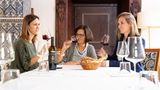 DIE WINZERINNEN  Elena Walch, 69, war die erste Winzerin Südtirols. Längst sind die Weine von ihrem Traminer Gut nahe dem Kalterer See international anerkannt. Und ihre Töchter Julia, 34, und Karoline, 32, mit im Geschäft  Okay, die Geschichte klingt wie von Rosamunde Pilcher erdacht. Aber so ist es gewesen: Eine junge Architektin aus Mailand verschlägt es in die Heimat ihrer Eltern nach Südtirol, wo sie bei einem Auftrag den Spross einer Winzerdynastie kennenlernt. Die beiden verlieben sich, heiraten, und sie gibt ihren Beruf auf, um Wein zu keltern. Schon ihr erster Chardonnay gewinnt Preise. 35 Jahre später verkauft sie rund 550 000 Flaschen im Jahr in alle Welt, Fachmagazine nennen sie die Donna del Vino und eine Legende. Es ist die Geschichte von Elena Walch, der ersten Winzerin Südtirols.  Ein Anruf bei der Donna im Frühsommer. „Wir sind alle gesund, Gott sei Dank, aber wir haben natürlich einen krassen Einbruch“, sagt sie. Doch Elena Walch scheint keine Frau zu sein, die sich von Krisen lang beeindrucken lässt. Ihr Familienunternehmen ist stabil, und die nächste Generation hat die Leitung übernommen: Seit 2013 sind die Töchter Julia und Karoline zurück auf dem Weingut.  „Es ist kein Wunder, wie es gekommen ist“, erzählt Julia. „Wir sind aufgewachsen mit dem Geruch von altem Holz und frischen Trauben.“ Schon das Kinderzimmer der Schwestern lag über dem Barriquekeller. Elena Walch möchte, dass man Land und Lage aus ihren Weinen schmeckt. Donna, was schmeckt man denn da? „Die Milde des Tages, die Frische der Fallwinde am Abend, das klare Licht und die unendlichen Facetten von Grün in den Hügeln“, sagt sie. „Die Landschaft, in der es sich für mich jeden Tag ein bisschen wie Urlaub anfühlt.“