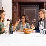 DIE WINZERINNEN  Elena Walch, 69, war die erste Winzerin Südtirols. Längst sind die Weine von ihrem Traminer Gut nahe dem Kalterer See international anerkannt. Und ihre Töchter Julia, 34, und Karoline, 32, mit im Geschäft  Okay, die Geschichte klingt wie von Rosamunde Pilcher erdacht. Aber so ist es gewesen: Eine junge Architektin aus Mailand verschlägt es in die Heimat ihrer Eltern nach Südtirol, wo sie bei einem Auftrag den Spross einer Winzerdynastie kennenlernt. Die beiden verlieben sich, heiraten, und sie gibt ihren Beruf auf, um Wein zu keltern. Schon ihr erster Chardonnay gewinnt Preise. 35 Jahre später verkauft sie rund 550 000 Flaschen im Jahr in alle Welt, Fachmagazine nennen sie die Donna del Vino und eine Legende. Es ist die Geschichte von Elena Walch, der ersten Winzerin Südtirols.  Ein Anruf bei der Donna im Frühsommer. „Wir sind alle gesund, Gott sei Dank, aber wir haben natürlich einen krassen Einbruch“, sagt sie. Doch Elena Walch scheint keine Frau zu sein, die sich von Krisen lang beeindrucken lässt. Ihr Familienunternehmen ist stabil, und die nächste Generation hat die Leitung übernommen: Seit 2013 sind die Töchter Julia und Karoline zurück auf dem Weingut.  „Es ist kein Wunder, wie es gekommen ist“, erzählt Julia. „Wir sind aufgewachsen mit dem Geruch von altem Holz und frischen Trauben.“ Schon das Kinderzimmer der Schwestern lag über dem Barriquekeller. Elena Walch möchte, dass man Land und Lage aus ihren Weinen schmeckt. Donna, was schmeckt man denn da? „Die Milde des Tages, die Frische der Fallwinde am Abend, das klare Licht und die unendlichen Facetten von Grün in den Hügeln“, sagt sie. „Die Landschaft, in der es sich für mich jeden Tag ein bisschen wie Urlaub anfühlt.“