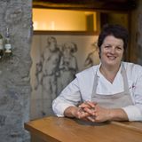 DIE STERNEKÖCHIN  Anna Matscher, 59, ist Südtirols einzige Köchin mit einem Michelin-Stern. Zusammen mit Ehemann und Tochter betreibt sie das Restaurant „Zum Löwen“ in Tisens.  „Ich bin auf einem Bauernhof im Pustertal aufgewachsen, als zweijüngstes von acht Kindern. Mein Vater war Invalide, die Mutter musste oft auf dem Feld arbeiten. So hat sie mir früh das Kochen beigebracht, Speckknödel mit Schnittlauch, Krapfen mit Spinat oder Marmelade. Einmal im Jahr wurde ein Schwein geschlachtet, von dem wir alles verarbeiteten. Obwohl ich damals gerne gekocht habe, war es undenkbar, dass ich einmal Köchin werden würde. Nach der Schule habe ich mich für eine Ausbildung zur Masseurin entschieden. Ein schöner Beruf, der mir Freude bereitet hat, auch wenn er nicht meine Berufung war.  Eines Tages tauchte ein charmanter Banker mit verletztem Knie auf, der Luis. Bald lockte er mich unter dem Vorwand, sein Knie würde so schmerzen, zu sich nach Hause. Und wie das so geht im Leben, wurde er mein Ehemann. Seine Familie besaß das jahrhundertealte Gasthaus „Zum Löwen“ in Tisens, einem Dorf inmitten von Apfelwiesen im Etschtal. Luis und ich liebten gutes Essen. Also sagte ich ihm: Du, wir sind jung, wir haben Energie, lass uns das Gasthaus übernehmen. Ich mach das Essen, du den Wein. Der Anfang war hart. Wir mussten das marode Haus umbauen, in der Küche stand noch ein uralter Ölherd. Und ich hatte als Autodidaktin so vieles zu lernen: die Saucen, die Fischzubereitung, die Garzeiten. Einmal habe ich dem Chef meiner Schwester seinen Rehrücken total durchgebraten. Da hätte ich mich unterm Tisch verstecken wollen. Zehn Jahre später bekamen wir den Michelin-Stern. Mit Elementen aus der Küche meiner Kindheit: Knödeln und Blutwurst, aber auch Fisch, Cannelloni und vielen Kräutern. Die Südtiroler Küche galt lange als schwer und fettig. Mein Menü soll leichter sein. So, dass man keinen Schnaps drüberkippen muss. Mich freut besonders, wenn ein Gast am Ende sagt: Ich könnte jetzt eigentlich wieder von vorne anfangen.“