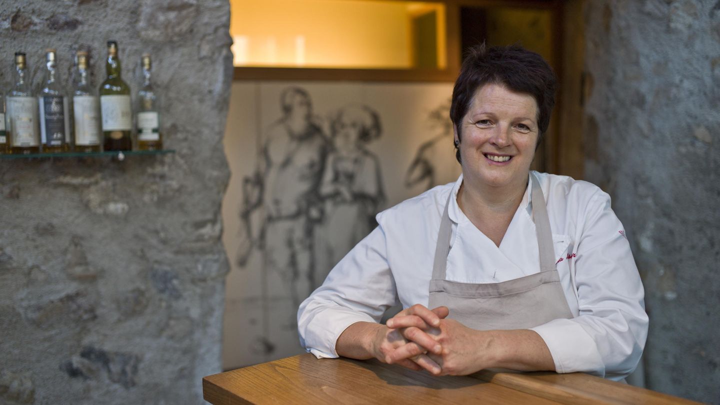 Heimvorteil: DIE STERNEKÖCHIN Anna Matscher, 59, ist Südtirols einzige Köchin mit einem Michelin-Stern. Zusammen mit Ehemann und Tochter betreibt sie das Restaurant „Zum Löwen“ in Tisens. „Ich bin auf einem Bauernhof im Pustertal aufgewachsen, als zweijüngstes von acht Kindern. Mein Vater war Invalide, die Mutter musste oft auf dem Feld arbeiten. So hat sie mir früh das Kochen beigebracht, Speckknödel mit Schnittlauch, Krapfen mit Spinat oder Marmelade. Einmal im Jahr wurde ein Schwein geschlachtet, von dem wir alles verarbeiteten. Obwohl ich damals gerne gekocht habe, war es undenkbar, dass ich einmal Köchin werden würde. Nach der Schule habe ich mich für eine Ausbildung zur Masseurin entschieden. Ein schöner Beruf, der mir Freude bereitet hat, auch wenn er nicht meine Berufung war. Eines Tages tauchte ein charmanter Banker mit verletztem Knie auf, der Luis. Bald lockte er mich unter dem Vorwand, sein Knie würde so schmerzen, zu sich nach Hause. Und wie das so geht im Leben, wurde er mein Ehemann. Seine Familie besaß das jahrhundertealte Gasthaus „Zum Löwen“ in Tisens, einem Dorf inmitten von Apfelwiesen im Etschtal. Luis und ich liebten gutes Essen. Also sagte ich ihm: Du, wir sind jung, wir haben Energie, lass uns das Gasthaus übernehmen. Ich mach das Essen, du den Wein. Der Anfang war hart. Wir mussten das marode Haus umbauen, in der Küche stand noch ein uralter Ölherd. Und ich hatte als Autodidaktin so vieles zu lernen: die Saucen, die Fischzubereitung, die Garzeiten. Einmal habe ich dem Chef meiner Schwester seinen Rehrücken total durchgebraten. Da hätte ich mich unterm Tisch verstecken wollen. Zehn Jahre später bekamen wir den Michelin-Stern. Mit Elementen aus der Küche meiner Kindheit: Knödeln und Blutwurst, aber auch Fisch, Cannelloni und vielen Kräutern. Die Südtiroler Küche galt lange als schwer und fettig. Mein Menü soll leichter sein. So, dass man keinen Schnaps drüberkippen muss. Mich freut besonders, wenn ein Gast am Ende sagt: Ich könnte jetzt eigentlich wieder von vorne anfangen.“ DIE STERNEKÖCHIN Anna Matscher, 59, ist Südtirols einzige Köchin mit einem Michelin-Stern. Zusammen mit Ehemann und Tochter betreibt sie das Restaurant „Zum Löwen“ in Tisens. „Ich bin auf einem Bauernhof im Pustertal aufgewachsen, als zweijüngstes von acht Kindern. Mein Vater war Invalide, die Mutter musste oft auf dem Feld arbeiten. So hat sie mir früh das Kochen beigebracht, Speckknödel mit Schnittlauch, Krapfen mit Spinat oder Marmelade. Einmal im Jahr wurde ein Schwein geschlachtet, von dem wir alles verarbeiteten. Obwohl ich damals gerne gekocht habe, war es undenkbar, dass ich einmal Köchin werden würde. Nach der Schule habe ich mich für eine Ausbildung zur Masseurin entschieden. Ein schöner Beruf, der mir Freude bereitet hat, auch wenn er nicht meine Berufung war. Eines Tages tauchte ein charmanter Banker mit verletztem Knie auf, der Luis. Bald lockte er mich unter dem Vorwand, sein Knie würde so schmerzen, zu sich nach Hause. Und wie das so geht im Leben, wurde er mein Ehemann. Seine Familie besaß das jahrhundertealte Gasthaus „Zum Löwen“ in Tisens, einem Dorf inmitten von Apfelwiesen im Etschtal. Luis und ich liebten gutes Essen. Also sagte ich ihm: Du, wir sind jung, wir haben Energie, lass uns das Gasthaus übernehmen. Ich mach das Essen, du den Wein. Der Anfang war hart. Wir mussten das marode Haus umbauen, in der Küche stand noch ein uralter Ölherd. Und ich hatte als Autodidaktin so vieles zu lernen: die Saucen, die Fischzubereitung, die Garzeiten. Einmal habe ich dem Chef meiner Schwester seinen Rehrücken total durchgebraten. Da hätte ich mich unterm Tisch verstecken wollen. Zehn Jahre später bekamen wir den Michelin-Stern. Mit Elementen aus der Küche meiner Kindheit: Knödeln und Blutwurst, aber auch Fisch, Cannelloni und vielen Kräutern. Die Südtiroler Küche galt lange als schwer und fettig. Mein Menü soll leichter sein. So, dass man keinen Schnaps drüberkippen muss. Mich freut besonders, wenn ein Gast am Ende sagt: Ich könnte jetzt eigentlich wieder von vorne anfangen.“