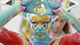 DER KÖRPERMALER  Johannes Stötter, 42, aus Sterzing ist Bodypainting-Weltmeister. Er verwandelt Menschen in Schildkröten und Paviane oder lässt sie in Berglandschaften verschwinden.  „Die ersten Sommer meines Lebens habe ich auf Almen verbracht, erst in der Schweiz, später in Südtirol. Mein Vater hat dort als Senner gearbeitet. Sicher hat das mein Bewusstsein geprägt. Ich nehme Natur anders wahr als viele Menschen, detaillierter, intensiver. Als Kind wollte ich Tierforscher werden. Ich zeichnete Ziegen und Kühe auf der Alm, studierte Bücher über ihre Anatomie. Später hätte ich gern Kunst studiert, aber ich habe mich nicht recht getraut. Ich bin auch so Künstler geworden. Und Tierforscher auch, irgendwie. Meine Karriere begann aus dem Nichts. Ich war als junger Mann von dieser Idee befallen, es wäre doch cool, mal Menschen anzumalen wie eine Leinwand.  Als Dorf- und Bergkind hatte ich nie von Bodypainting gehört. Erst mein Vater ergoogelte später, dass es eine weltweite Szene gibt. Das erste Mal habe ich die Bemalung an Freunden ausprobiert. Für das Albumcover ihrer Band malte ich sie mit einer Mischung aus Nivea und Farbpigmenten an. Das war ein ziemliches Geschmiere, und das Album wurde nie veröffentlicht. Aber in der Nacht bin ich total erfüllt ins Bett gegangen. Ich wusste, das ist etwas Einzigartiges. Inzwischen bin ich Weltmeister und verdiene seit Jahren mein Geld damit, in Live-Shows, fürs Fernsehen oder für Werbekunden Menschen so anzumalen, dass sie wie Frösche, Schmetterlinge, Chamäleons oder Damenschuhe aussehen. Oder ich lasse sie in den Landschaften Südtirols verschwinden. Es gibt noch immer fast menschenleere Wanderwege hier, einsame Almen, verlassene Bergseen.“   