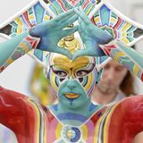 DER KÖRPERMALER  Johannes Stötter, 42, aus Sterzing ist Bodypainting-Weltmeister. Er verwandelt Menschen in Schildkröten und Paviane oder lässt sie in Berglandschaften verschwinden.  „Die ersten Sommer meines Lebens habe ich auf Almen verbracht, erst in der Schweiz, später in Südtirol. Mein Vater hat dort als Senner gearbeitet. Sicher hat das mein Bewusstsein geprägt. Ich nehme Natur anders wahr als viele Menschen, detaillierter, intensiver. Als Kind wollte ich Tierforscher werden. Ich zeichnete Ziegen und Kühe auf der Alm, studierte Bücher über ihre Anatomie. Später hätte ich gern Kunst studiert, aber ich habe mich nicht recht getraut. Ich bin auch so Künstler geworden. Und Tierforscher auch, irgendwie. Meine Karriere begann aus dem Nichts. Ich war als junger Mann von dieser Idee befallen, es wäre doch cool, mal Menschen anzumalen wie eine Leinwand.  Als Dorf- und Bergkind hatte ich nie von Bodypainting gehört. Erst mein Vater ergoogelte später, dass es eine weltweite Szene gibt. Das erste Mal habe ich die Bemalung an Freunden ausprobiert. Für das Albumcover ihrer Band malte ich sie mit einer Mischung aus Nivea und Farbpigmenten an. Das war ein ziemliches Geschmiere, und das Album wurde nie veröffentlicht. Aber in der Nacht bin ich total erfüllt ins Bett gegangen. Ich wusste, das ist etwas Einzigartiges. Inzwischen bin ich Weltmeister und verdiene seit Jahren mein Geld damit, in Live-Shows, fürs Fernsehen oder für Werbekunden Menschen so anzumalen, dass sie wie Frösche, Schmetterlinge, Chamäleons oder Damenschuhe aussehen. Oder ich lasse sie in den Landschaften Südtirols verschwinden. Es gibt noch immer fast menschenleere Wanderwege hier, einsame Almen, verlassene Bergseen.“   