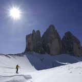 ÜBERNACHTEN  HOTEL DREI ZINNEN: Das denkmalgeschützte Haus von 1929 gilt als gradlinige Ikone der Moderne, errichtet nach Entwürfen des österreichischen Architekten Clemens Holzmeister. DZ/HP ab 127 Euro, Sexten, St. Josef Straße 28, Tel. +39/ 0474/71 03 21, www.hotel-drei-zinnen.com