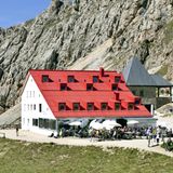 ÜBERNACHTEN  TIERSER ALPL: Max Aichner eröffnete das Schutzhaus 1963 auf 2440 Metern, Tochter Judith ließ es 2015 preisgekrönt umbauen. DZ/F ab 55 Euro, Seis am Schlern, Ratzesweg 7, Tel. +39/0471/72 79 58, www.tierseralpl.com