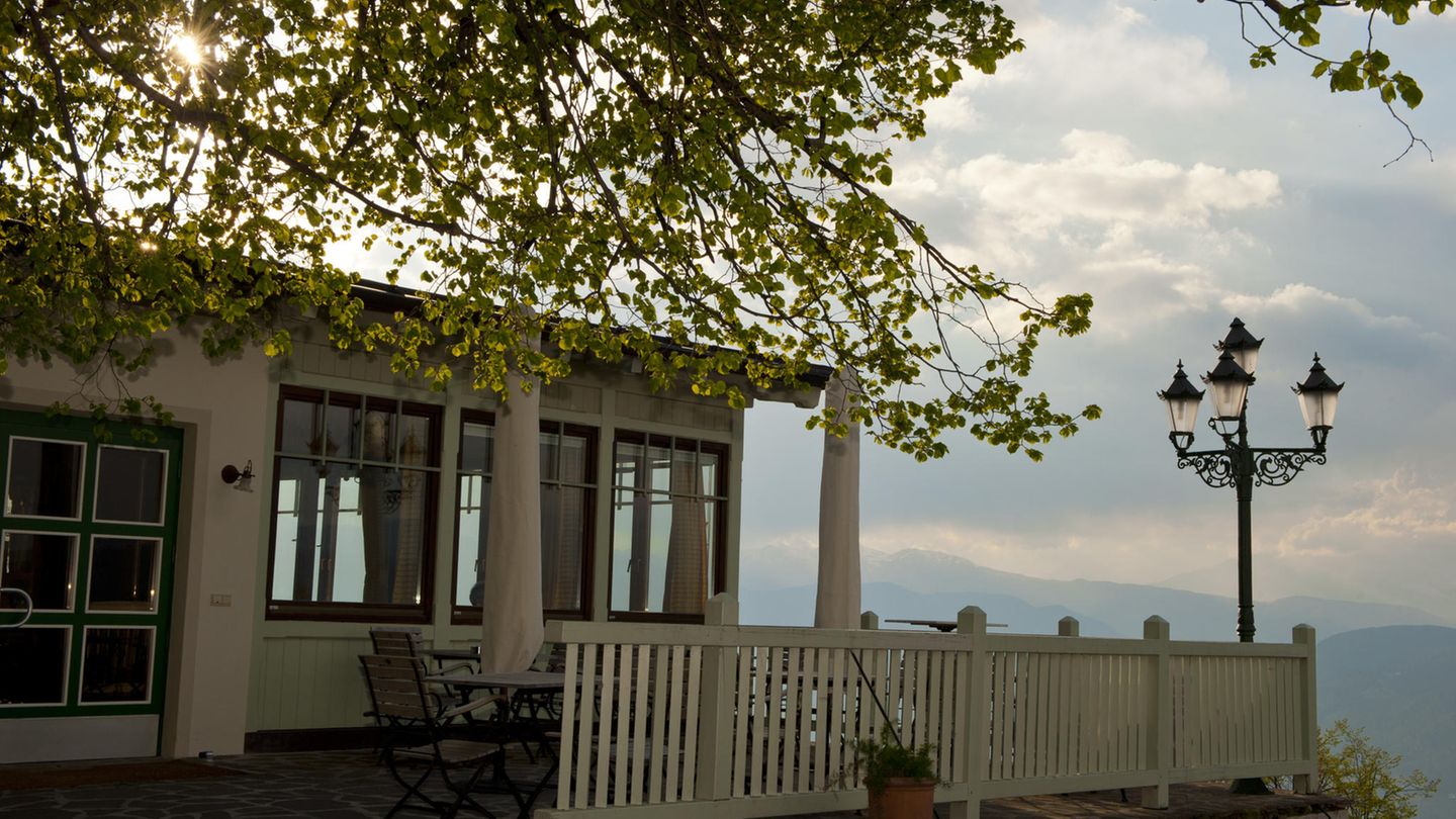 Urlaubspläne : ÜBERNACHTEN GASTHOF KOHLERN: Aus 1130 Metern schaut das 1899 im alpinen Jugendstil erbaute Herrenhaus auf Bozen herab. 16 Zimmer und Suiten, viel Holz und so manches Kuhfell. DZ/HP ab 130 Euro, Bozen, Kohlern 11, Tel. +39/0471/32 99 78, www.kohlern.com ÜBERNACHTEN GASTHOF KOHLERN: Aus 1130 Metern schaut das 1899 im alpinen Jugendstil erbaute Herrenhaus auf Bozen herab. 16 Zimmer und Suiten, viel Holz und so manches Kuhfell. DZ/HP ab 130 Euro, Bozen, Kohlern 11, Tel. +39/0471/32 99 78, www.kohlern.com