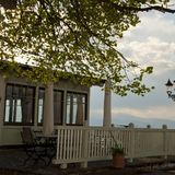 ÜBERNACHTEN  GASTHOF KOHLERN: Aus 1130 Metern schaut das 1899 im alpinen Jugendstil erbaute Herrenhaus auf Bozen herab. 16 Zimmer und Suiten, viel Holz und so manches Kuhfell. DZ/HP ab 130 Euro, Bozen, Kohlern 11, Tel. +39/0471/32 99 78, www.kohlern.com