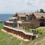 ÜBERNACHTEN  HOTEL GFELL: Der Name heißt „Glück“. Glücklich macht im generalüberholten Gasthof vor allem der Ausblick auf die Dolomiten, selbst die Waldsauna hat ein Panoramafenster. DZ/F ab 125 Euro, Völs am Schlern, Gfellweg 22, Tel. +39/0471/ 60 11 36, www.gfell.it