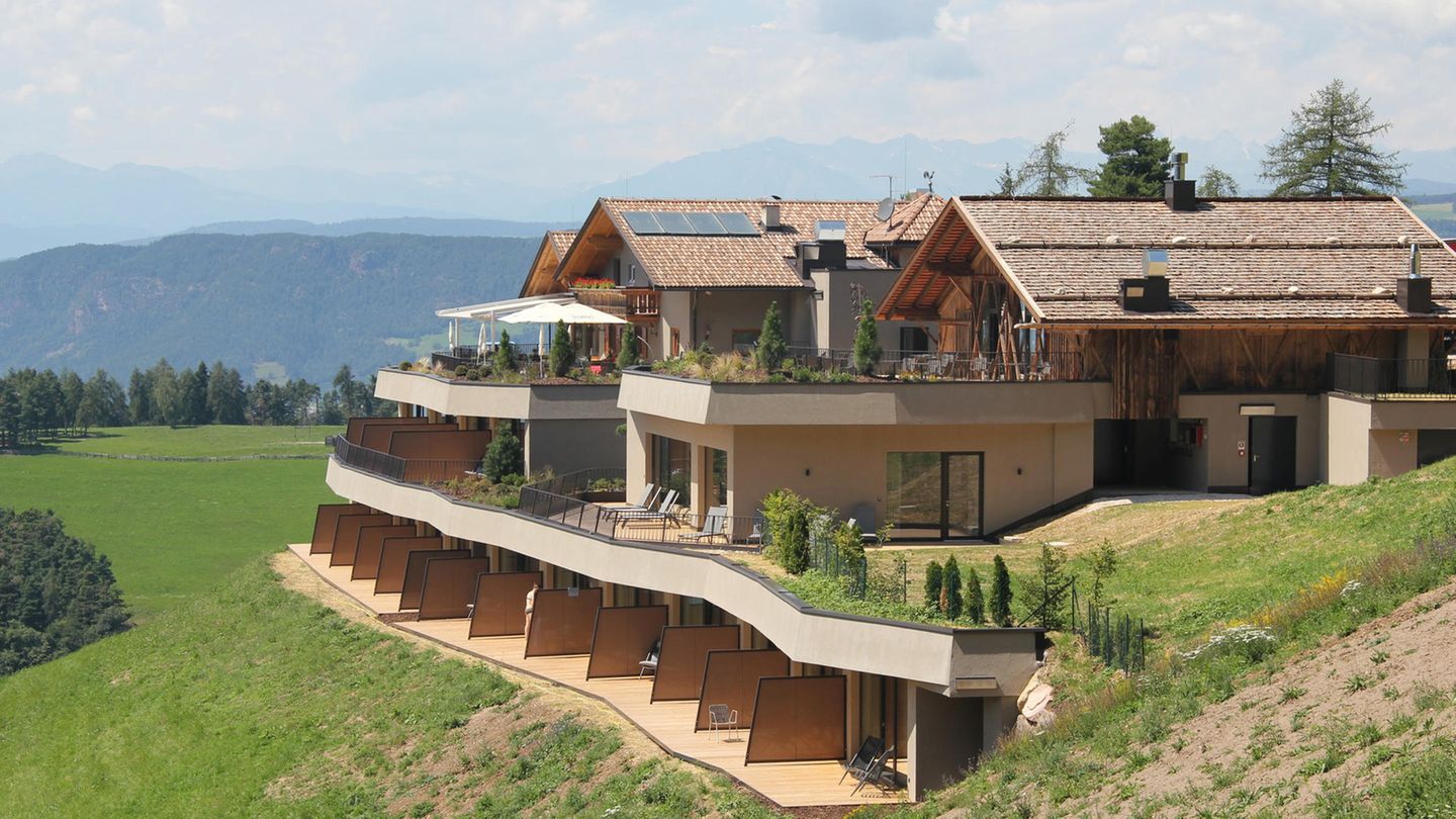 Urlaubspläne : ÜBERNACHTEN HOTEL GFELL: Der Name heißt „Glück“. Glücklich macht im generalüberholten Gasthof vor allem der Ausblick auf die Dolomiten, selbst die Waldsauna hat ein Panoramafenster. DZ/F ab 125 Euro, Völs am Schlern, Gfellweg 22, Tel. +39/0471/ 60 11 36, www.gfell.it ÜBERNACHTEN HOTEL GFELL: Der Name heißt „Glück“. Glücklich macht im generalüberholten Gasthof vor allem der Ausblick auf die Dolomiten, selbst die Waldsauna hat ein Panoramafenster. DZ/F ab 125 Euro, Völs am Schlern, Gfellweg 22, Tel. +39/0471/ 60 11 36, www.gfell.it