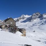ÜBERNACHTEN  SCHUTZHÜTTE SCHÖNE AUSSICHT: Wer den Aufstieg auf 2845 Meter bewältigt hat, begegnet in der Einsamkeit am Hochjochferner vor allem: sich selbst. Noch mehr Einkehr verspricht das nahe Zollhaus. DZ/HP ab 68 Euro, Schnalstal, Kurzras, Tel. +39/0473/ 67 91 30, www.schoeneaussicht.it