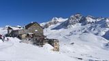 ÜBERNACHTEN  SCHUTZHÜTTE SCHÖNE AUSSICHT: Wer den Aufstieg auf 2845 Meter bewältigt hat, begegnet in der Einsamkeit am Hochjochferner vor allem: sich selbst. Noch mehr Einkehr verspricht das nahe Zollhaus. DZ/HP ab 68 Euro, Schnalstal, Kurzras, Tel. +39/0473/ 67 91 30, www.schoeneaussicht.it