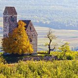 ÜBERNACHTEN  SCHLOSS ENGLAR: In den acht Zimmern der gotischen Anlage schlafen Gäste unter Stuck oder geschnitzten Holzdecken. DZ/F ab 262 Euro, Eppan/St. Michael, Pigeno 42, Tel. +39/0471/66 26 28, www.schloss-englar.it