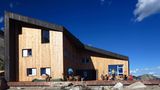 ÜBERNACHTEN  EDELRAUTHÜTTE: In dem modernen Neubau in 2545 Meter Höhe serviert Wirt Much Weissteiner Deftiges. Die Viererzimmer können auch zu zweit gemietet werden. DZ ab 30 Euro. Brixen, Ortnerweg 2, Tel. +39/ 0474/65 32 30, www.edelrauthuette.com