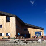 ÜBERNACHTEN  EDELRAUTHÜTTE: In dem modernen Neubau in 2545 Meter Höhe serviert Wirt Much Weissteiner Deftiges. Die Viererzimmer können auch zu zweit gemietet werden. DZ ab 30 Euro. Brixen, Ortnerweg 2, Tel. +39/ 0474/65 32 30, www.edelrauthuette.com