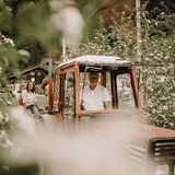 ÜBERNACHTEN  APFELHOTEL TORGGLERHOF: Apfelblüten an den Wänden, Möbel in Apfelform, die Seife duftet nach Apfel. Hier dreht sich alles um das leckere Kernobst. Wer mag, kann bei der Ernte helfen. DZ/HP ab 118 Euro, St. Martin in Passeier/ Saltaus, Torgglerhof 19, Tel. +39/0473/64 54 33, www.apfelhotel.com