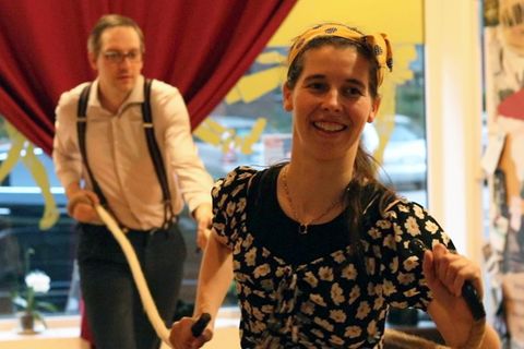 Tanzschulleiterin Ruby Doo zeigt einem Teilnehmer die Schritte für ihren erfundenen Tanz, den "Lindy Reep".