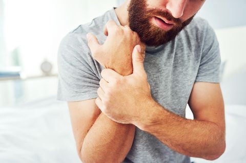 Die Diagnose: Er hat Schmerzen im Handgelenk, der Arzt entdeckt den Auslöser: Ungeschützter Sex