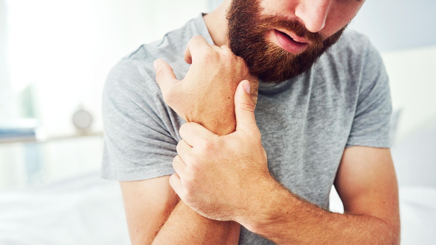 Die Diagnose: Er hat Schmerzen im Handgelenk, der Arzt entdeckt den Auslöser: Ungeschützter Sex Die Diagnose: Er hat Schmerzen im Handgelenk, der Arzt entdeckt den Auslöser: Ungeschützter Sex