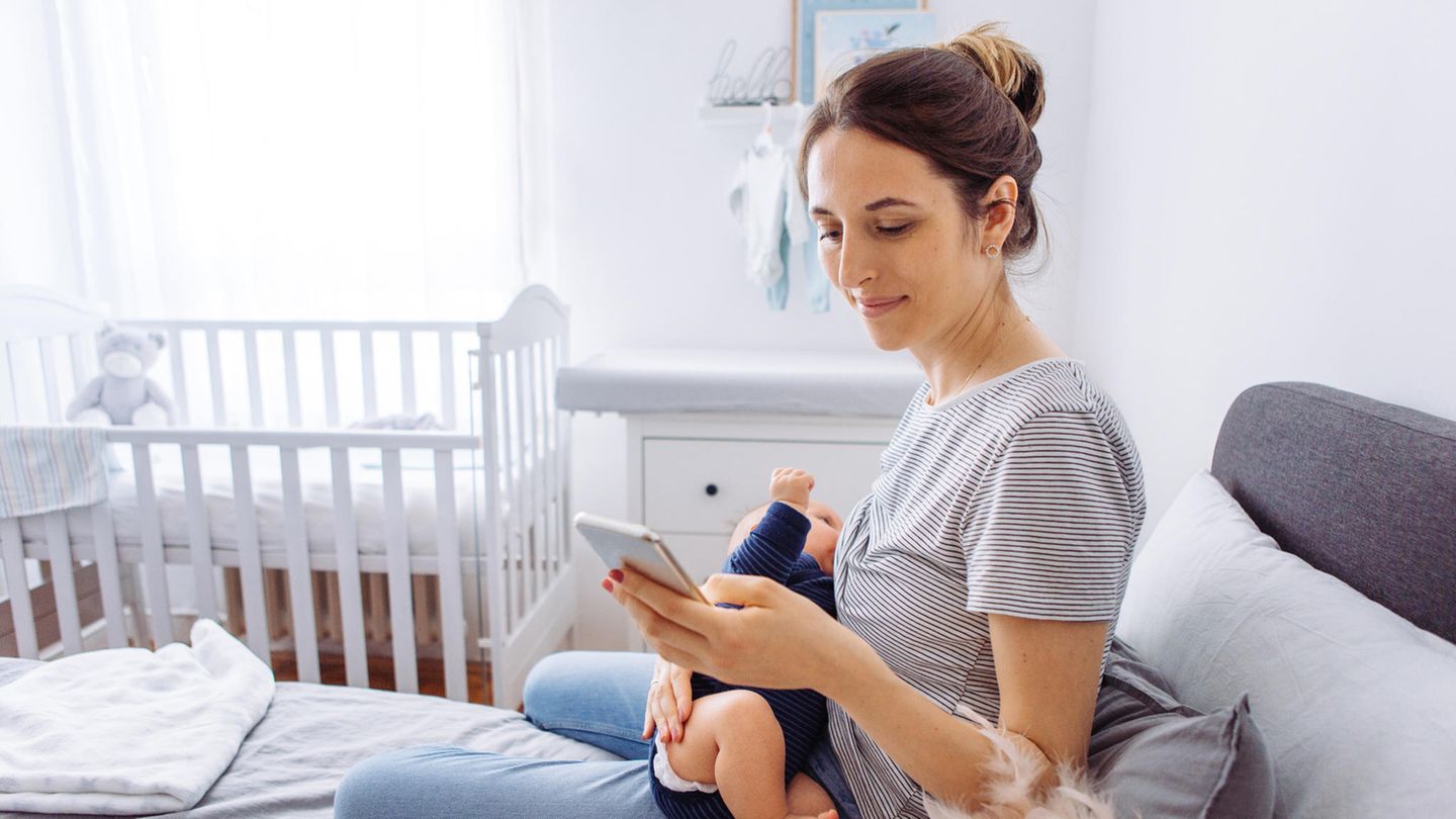 Eine Mutter mit Kind und Smartphone Eine Mutter mit Kind und Smartphone