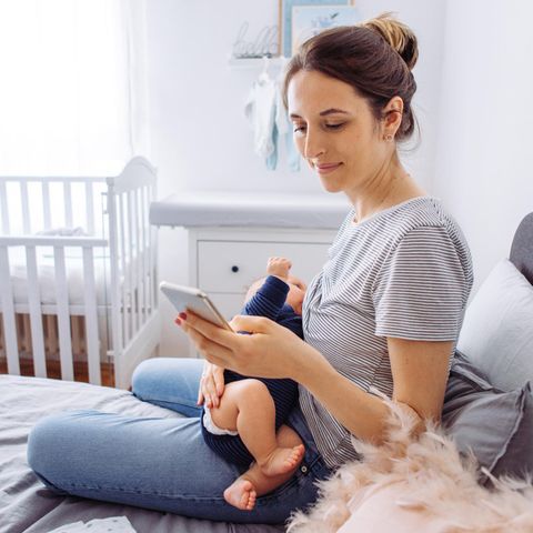 Eine Mutter mit Kind und Smartphone