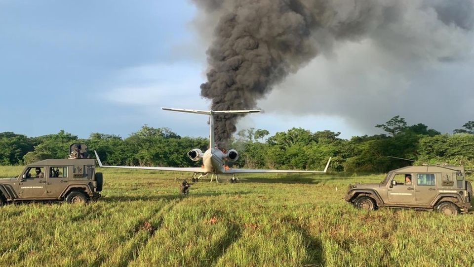 Nach der Landung in Brand gesetzt: Eine Gulfstream voller Drogen in Guatemala Ende Juli