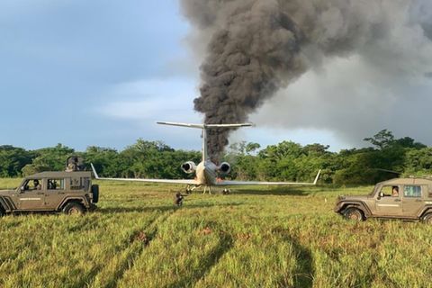 Nach der Landung in Brand gesetzt: Eine Gulfstream voller Drogen in Guatemala Ende Juli