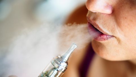 Eine Frau raucht E-Zigarette