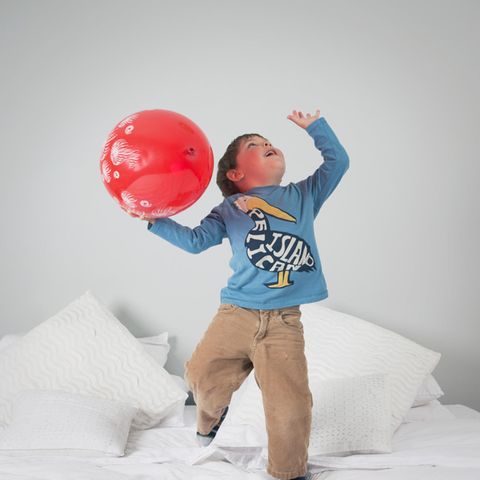 Ein Junge mit einem Luftballon