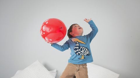Ein Junge mit einem Luftballon