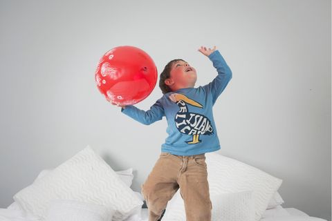Ein Junge mit einem Luftballon