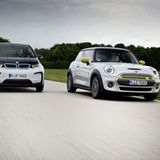 Unterm Strich hat der Mini Cooper SE (rechts) gegenüber dem BMW i3 knapp die Nase vorne