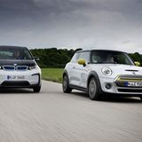 Aufgrund der die schnell agierenden "Aktornahen Radschlupfbegrenzung" (ARB) zeigt der Mini Cooper SE dem BMW i3 auf kurvigen Str