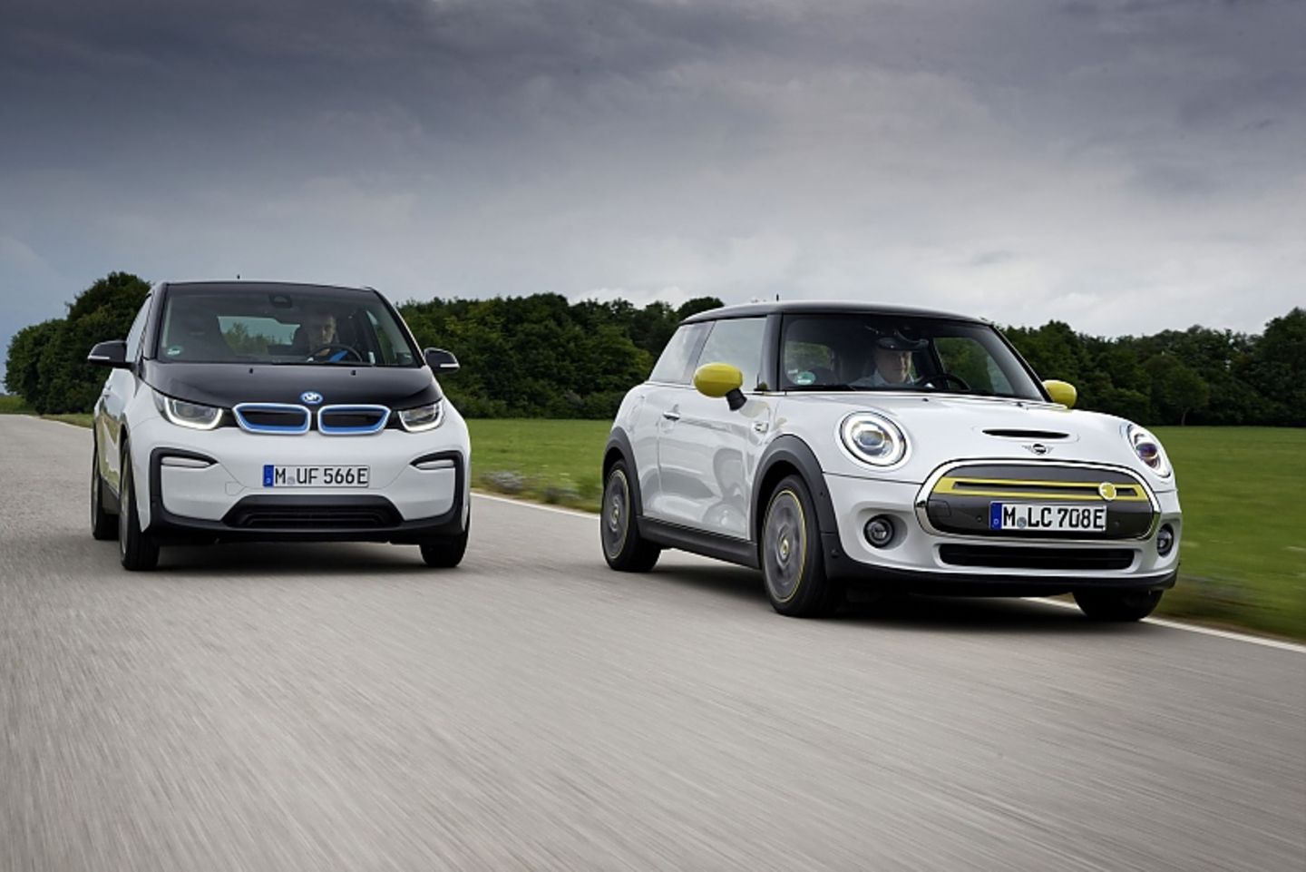 Aufgrund der die schnell agierenden "Aktornahen Radschlupfbegrenzung" (ARB) zeigt der Mini Cooper SE dem BMW i3 auf kurvigen Strecken die Rücklichter Aufgrund der die schnell agierenden "Aktornahen Radschlupfbegrenzung" (ARB) zeigt der Mini Cooper SE dem BMW i3 auf kurvigen Str