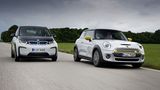 Aufgrund der die schnell agierenden "Aktornahen Radschlupfbegrenzung" (ARB) zeigt der Mini Cooper SE dem BMW i3 auf kurvigen Str