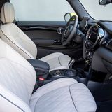 Im Mini Cooper SE sitzt man tiefer als im BMW i3