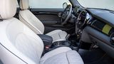 Im Mini Cooper SE sitzt man tiefer als im BMW i3