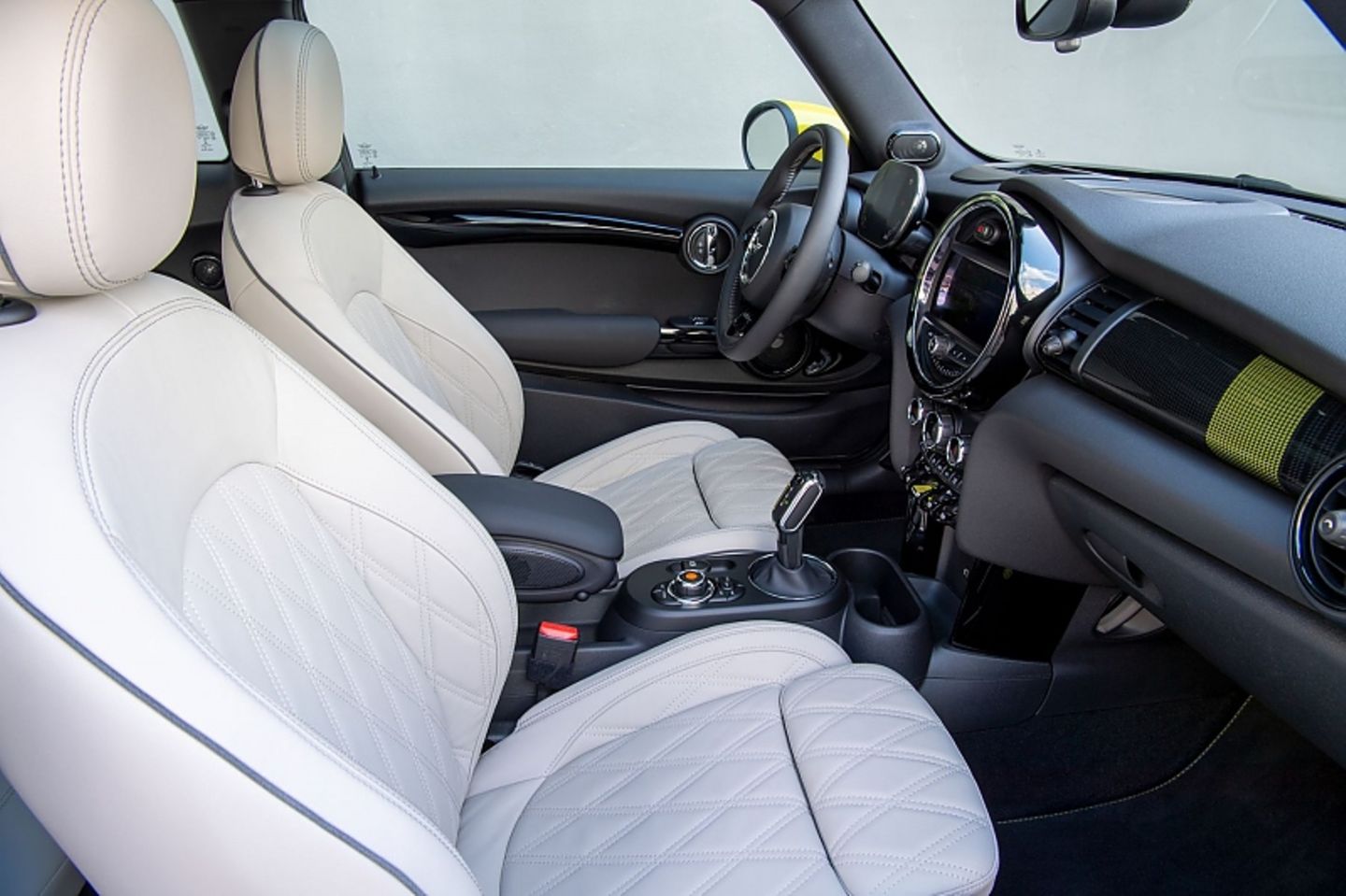 Im Mini Cooper SE sitzt man tiefer als im BMW i3