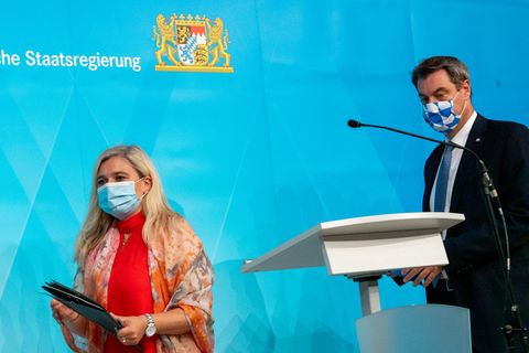 Markus Söder und n Melanie Huml vor der Pressekonferenz zur Panne bei den Coronavirus-Tests