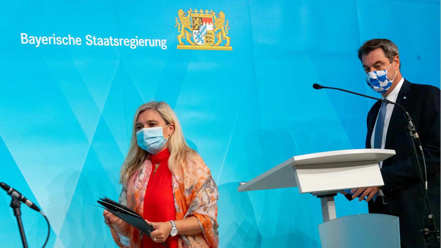 Markus Söder und n Melanie Huml vor der Pressekonferenz zur Panne bei den Coronavirus-Tests