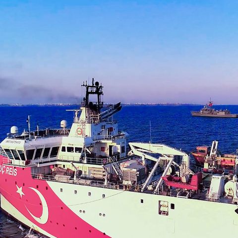 Die Oruc Reis unter Mittelmeerschutz im Mittelmeer