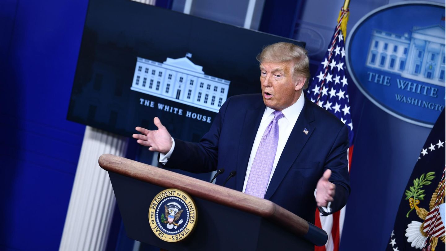Donald Trump spricht bei einem Pressebriefing im Weißen Haus