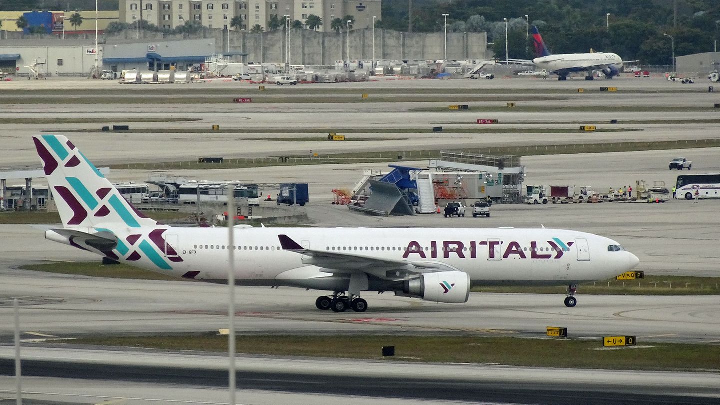 Follow Me: Air Italy Diese Fluglinie ging aus der ehemaligen Alisardia bzw. Meridiana hervor, hatte ihre Basis am Flughafen Mailand-Malpensa und war zu 51 Prozent im Besitz des Aga Khan und zu 49 Prozent von Qatar Airways. Zu der kleinen Flotte gehörten neben den vier Airbus A330 (Foto) auch drei Boeing 737 Max 8, die vom Flugverbot betroffen waren. Darunter litten insbesondere inneritalienische Verbindungen. Dann kam Corona und die Anteilseigener zogen am 11. Februar 2020 den Stecker. Air Italy Diese Fluglinie ging aus der ehemaligen Alisardia bzw. Meridiana hervor, hatte ihre Basis am Flughafen Mailand-Malpensa und war zu 51 Prozent im Besitz des Aga Khan und zu 49 Prozent von Qatar Airways. Zu der kleinen Flotte gehörten neben den vier Airbus A330 (Foto) auch drei Boeing 737 Max 8, die vom Flugverbot betroffen waren. Darunter litten insbesondere inneritalienische Verbindungen. Dann kam Corona und die Anteilseigener zogen am 11. Februar 2020 den Stecker.