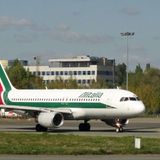 Alitalia  In dem Reigen nicht zu vergessen ist Alitalia. Im Mai 2017 musste die Fluglinie offiziell Insolvenz anmelden. Doch bisher haben Staatshilfen ein komplettes Grounding der Flotte verhindern können. Fristen für die Investorensuche zur Privatisierung des Staats-Carriers wurden immer wieder verlängert. Unter dem Namen Italia Trasporto Aereo (ITA) soll die neue und stark geschrumpfte Alitalia eine Zukunft auch nach Corona haben.