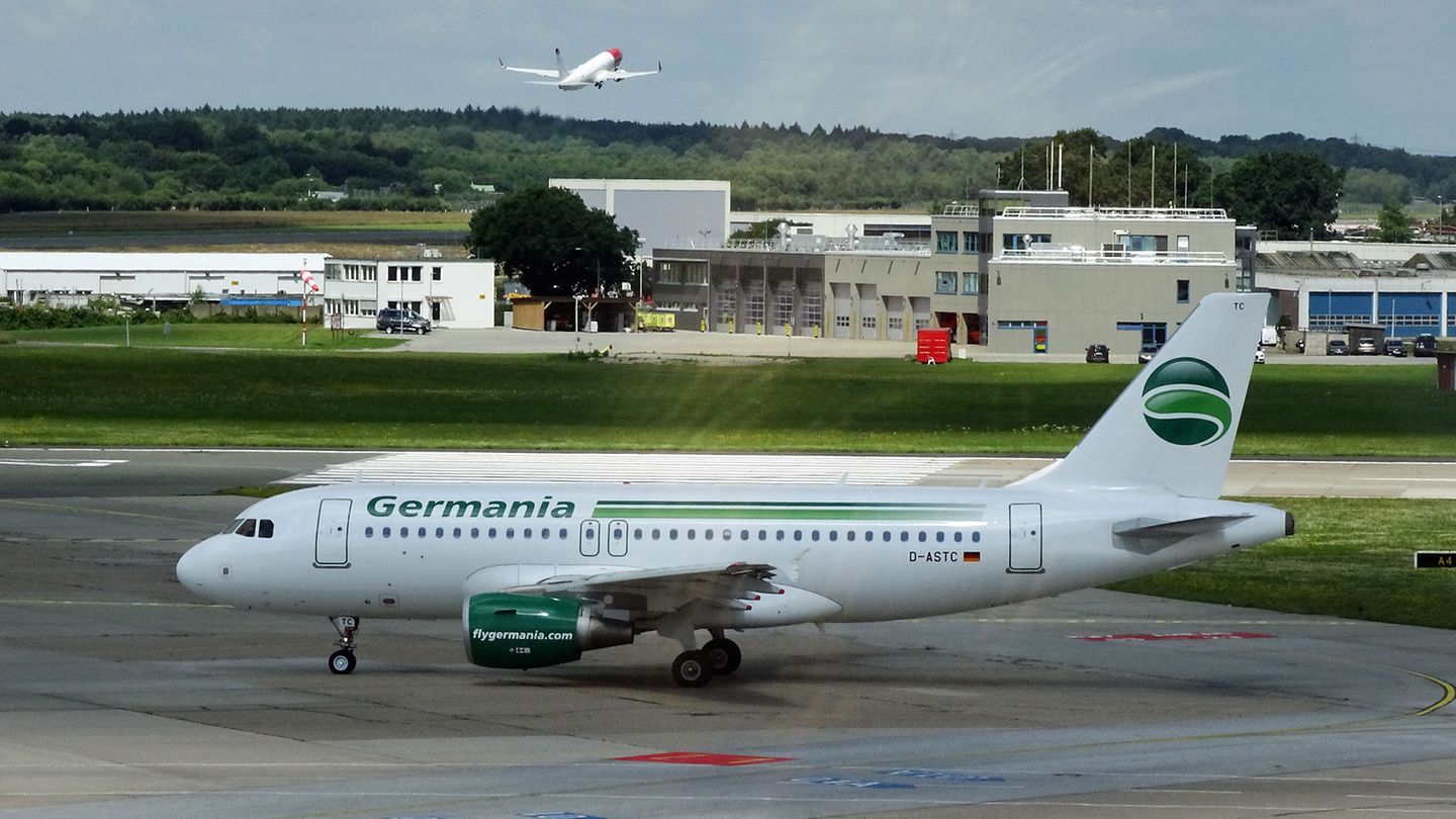 Follow Me: Germania Fast schon vergessen ist die deutsche Linien- und Charterfluggsellschaft, die viele Flughäfen rund ums Mittelmeer, in Osteuropa und im Nahen Osten ansteuerte. Die zuletzt 34 Flugzeuge brachten viele Urlauber an ihre Ziele. Germania stellte die Flotte von Boeing auf Airbus um, suchte am Ende vergeblich neue Investoren und stellte am 5. Februar 2019 den Flugbetrieb ein. Germania Fast schon vergessen ist die deutsche Linien- und Charterfluggsellschaft, die viele Flughäfen rund ums Mittelmeer, in Osteuropa und im Nahen Osten ansteuerte. Die zuletzt 34 Flugzeuge brachten viele Urlauber an ihre Ziele. Germania stellte die Flotte von Boeing auf Airbus um, suchte am Ende vergeblich neue Investoren und stellte am 5. Februar 2019 den Flugbetrieb ein.