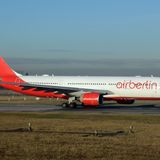Air Berlin  Mehr als eine Million Urlauber und Geschäftsreisende wurden im Herbst 2017 Opfer der Air-Berlin-Pleite. Erst hatte die Fluggesellschaft am 15. August beim Amtsgericht Charlottenburg einen Antrag auf Eröffnung eines Insolvenzverfahrens in Eigenverwaltung gestellt. Noch bis Ende Oktober wurde durch einen Überbrückungskredit der Bundesregierung der Flugbetrieb aufrechterhalten, jedoch der Flugplan schon kräftig zusammengestrichen. Am 27. Oktober landete der letzte Flug mit einem Kürzel AB in Tegel.