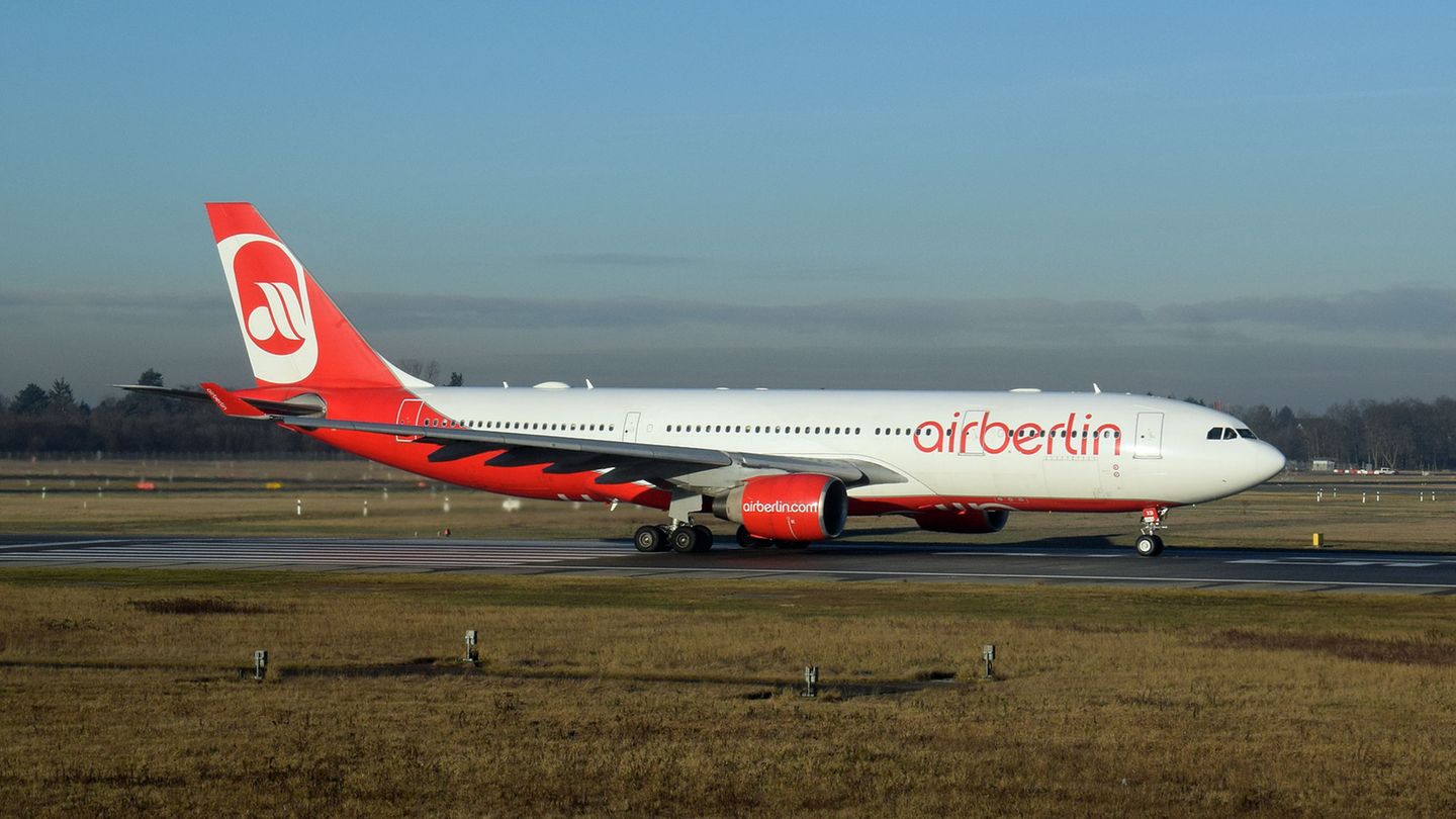 Follow Me: Air Berlin Mehr als eine Million Urlauber und Geschäftsreisende wurden im Herbst 2017 Opfer der Air-Berlin-Pleite. Erst hatte die Fluggesellschaft am 15. August beim Amtsgericht Charlottenburg einen Antrag auf Eröffnung eines Insolvenzverfahrens in Eigenverwaltung gestellt. Noch bis Ende Oktober wurde durch einen Überbrückungskredit der Bundesregierung der Flugbetrieb aufrechterhalten, jedoch der Flugplan schon kräftig zusammengestrichen. Am 27. Oktober landete der letzte Flug mit einem Kürzel AB in Tegel. Air Berlin Mehr als eine Million Urlauber und Geschäftsreisende wurden im Herbst 2017 Opfer der Air-Berlin-Pleite. Erst hatte die Fluggesellschaft am 15. August beim Amtsgericht Charlottenburg einen Antrag auf Eröffnung eines Insolvenzverfahrens in Eigenverwaltung gestellt. Noch bis Ende Oktober wurde durch einen Überbrückungskredit der Bundesregierung der Flugbetrieb aufrechterhalten, jedoch der Flugplan schon kräftig zusammengestrichen. Am 27. Oktober landete der letzte Flug mit einem Kürzel AB in Tegel.