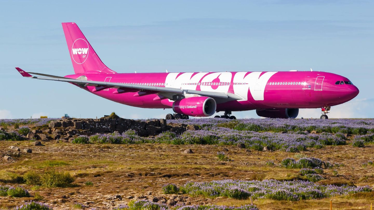 Follow Me: Wow Air Die erst 2011 vom isländischen Unternehmer Skúli Mogensen gegründete Fluggesellschaft kopierte das Modell von Islandair: Via Reykjavik setzte der Billigflieger auf den Transitverkehr zwischen Zielen in Europa und Nordamerika. Zunächst operierte Wow Air mit kleineren Airbus-Jets. Als auch Großraumflugzeuge vom Typ Airbus A330 zum Einsatz kamen, wurde der Betrieb immer unwirtschaftlicher, Mogensen suchte verzweifelt neue Partner und stellte am 28.März 2019 den Betrieb ein. Wow Air Die erst 2011 vom isländischen Unternehmer Skúli Mogensen gegründete Fluggesellschaft kopierte das Modell von Islandair: Via Reykjavik setzte der Billigflieger auf den Transitverkehr zwischen Zielen in Europa und Nordamerika. Zunächst operierte Wow Air mit kleineren Airbus-Jets. Als auch Großraumflugzeuge vom Typ Airbus A330 zum Einsatz kamen, wurde der Betrieb immer unwirtschaftlicher, Mogensen suchte verzweifelt neue Partner und stellte am 28.März 2019 den Betrieb ein.